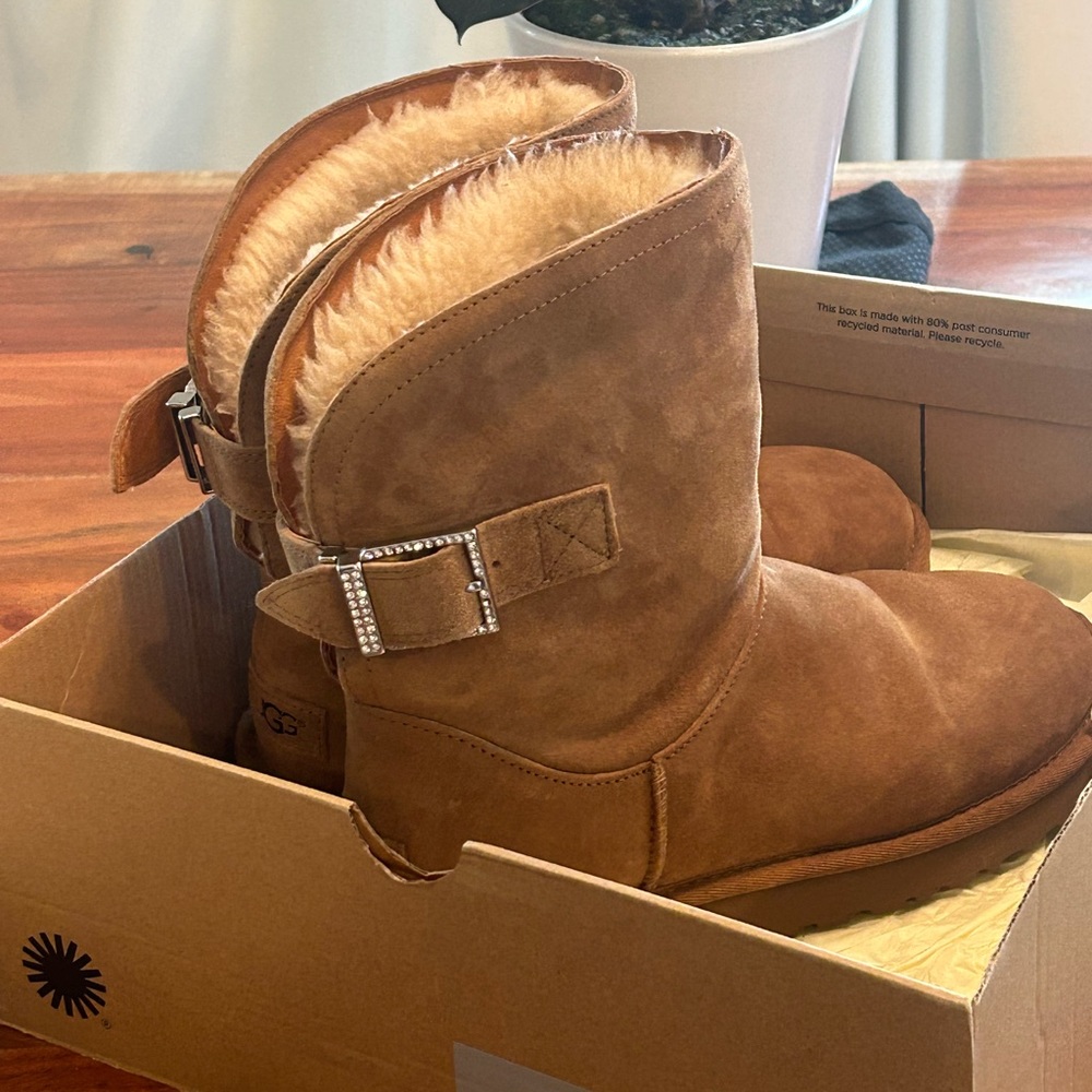 FLASH  SALE🔥Ugg Remora*Nearly New** Buckle rhinestone sheepskin boots